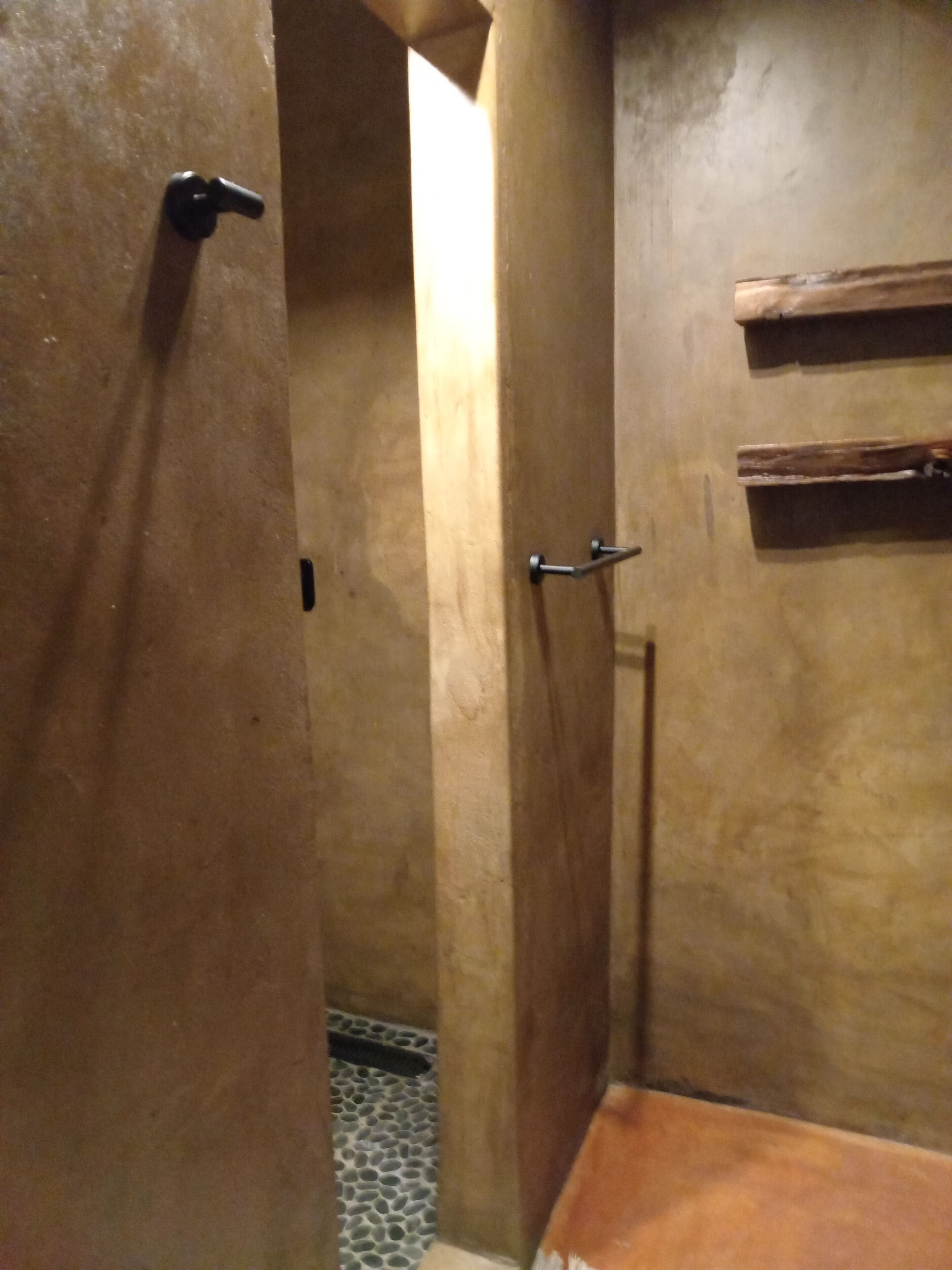 Dusche, Haartrockner, Handtücher, Toilettenpapier