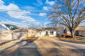 Exterior - beautiful lake house on lake of the ozarks<br> (Gravois Mills)