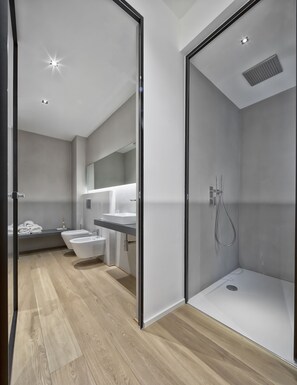 Design-Doppelzimmer | Badezimmer | Dusche, Regendusche, kostenlose Toilettenartikel, Haartrockner