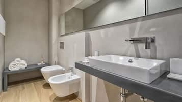 Design-Doppelzimmer | Badezimmer | Dusche, Regendusche, kostenlose Toilettenartikel, Haartrockner