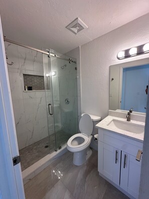 Secadora de cabello, toallas, jabón, shampoo 