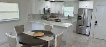 Stylish cozy apt, central location, self check-in, perfect for exploring.