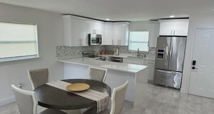 Stylish cozy apt, central location, self check-in, perfect for exploring.