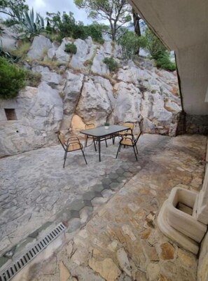 Outdoor dining - Apartment with Terrace (Krvavica)