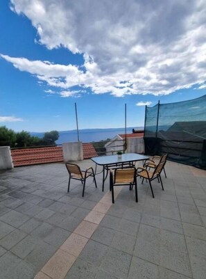 Outdoor dining - Apartment with Terrace (Krvavica)