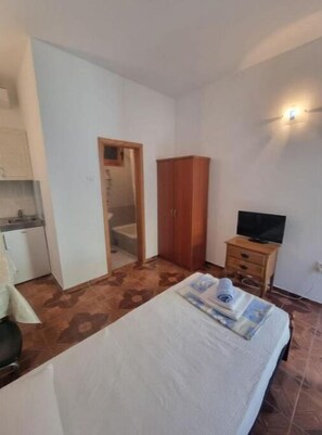 Room - The Studio  (Krvavica)