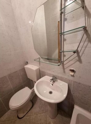 Bathroom - The Studio  (Krvavica)