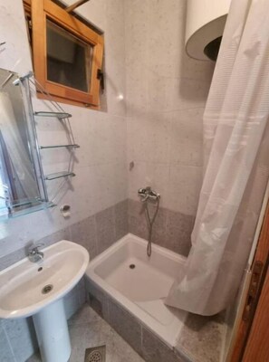 Bathroom - The Studio  (Krvavica)