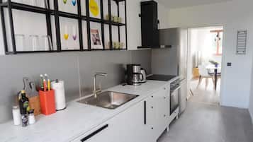 Fridge, oven, stovetop, dishwasher