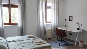 1 bedroom, desk, travel crib, WiFi