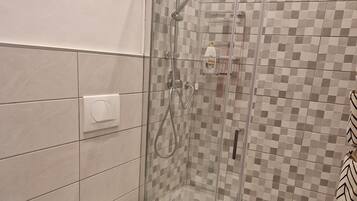 Haartrockner, Handtücher, Seife, Toilettenpapier