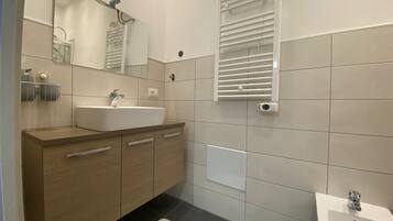 Asciugacapelli, asciugamani, sapone, carta igienica