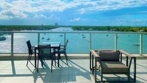 Outdoor dining - ★★★★★ Luxury Condo Just Steps Away from the Beach (Hollywood)