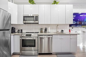 Geladeira, micro-ondas, fogão, cooktop