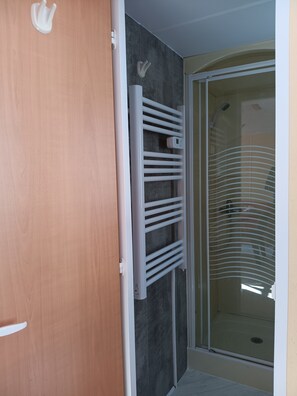 Douche, sèche-cheveux, papier toilette