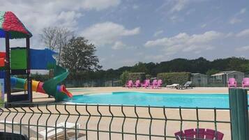 Una piscina al aire libre, una piscina climatizada