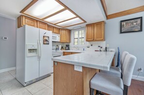 Fridge, microwave, oven, stovetop - Smoky Mountain Retreat, 5 min to Downtown Bryson City ~ Hot Tub ~ Hiking. (Bryson City)