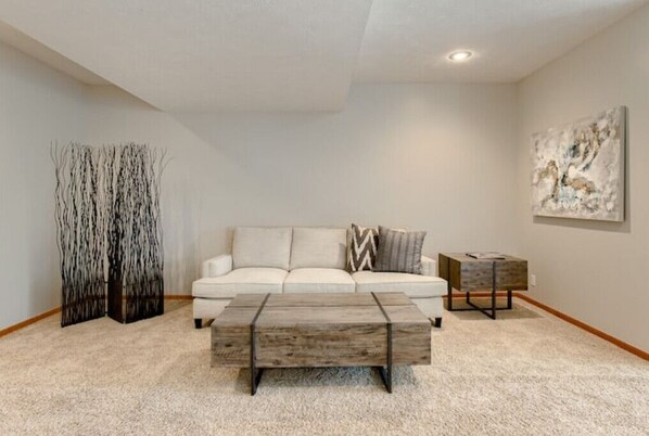 Smart TV, fireplace, DVD player - Spacious Ranch on Wooded Lot
(Omaha)