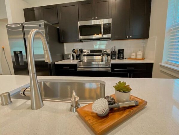 Geladeira, micro-ondas, fogão, cooktop