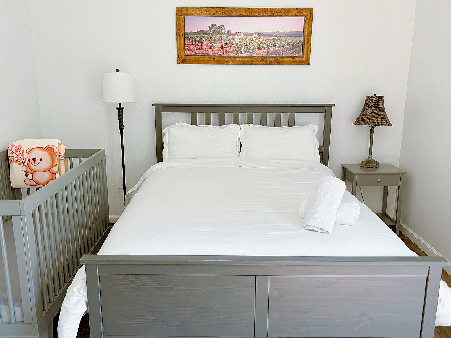 3 Schlafzimmer, Schreibtisch, Bügeleisen/Bügelbrett, Reisekinderbett