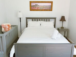 3 soverom, skrivebord, strykejern/-brett og reiseseng for barn