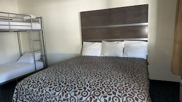 Family room with 1 Queen Bed and 1 Bunk Bed | 1 habitación, cortinas blackout y tabla de planchar con plancha