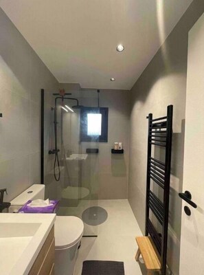Toallas, jabón, papel de baño 