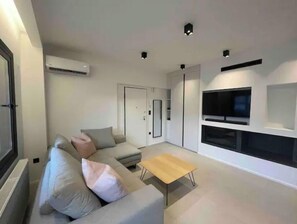 Smart TV y chimenea 