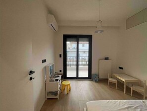 2 bedrooms, travel cot, WiFi, bed sheets