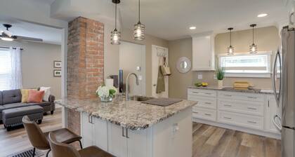 Welcoming Willoughby Home: 1 Mi to Historic Dtwn