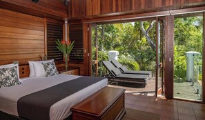 5 bedrooms, iron/ironing board, WiFi, bed sheets - 17 Wharf Street - Main House & Bungalow (Port Douglas)