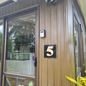 Exterior detail - NIKAO COTTAGES UNIT 5 : Positioned directly on the beach with amazing sea views. (AVARUA)