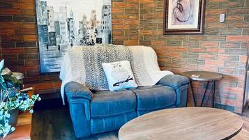 Smart TV, chimenea, libros y biblioteca musical