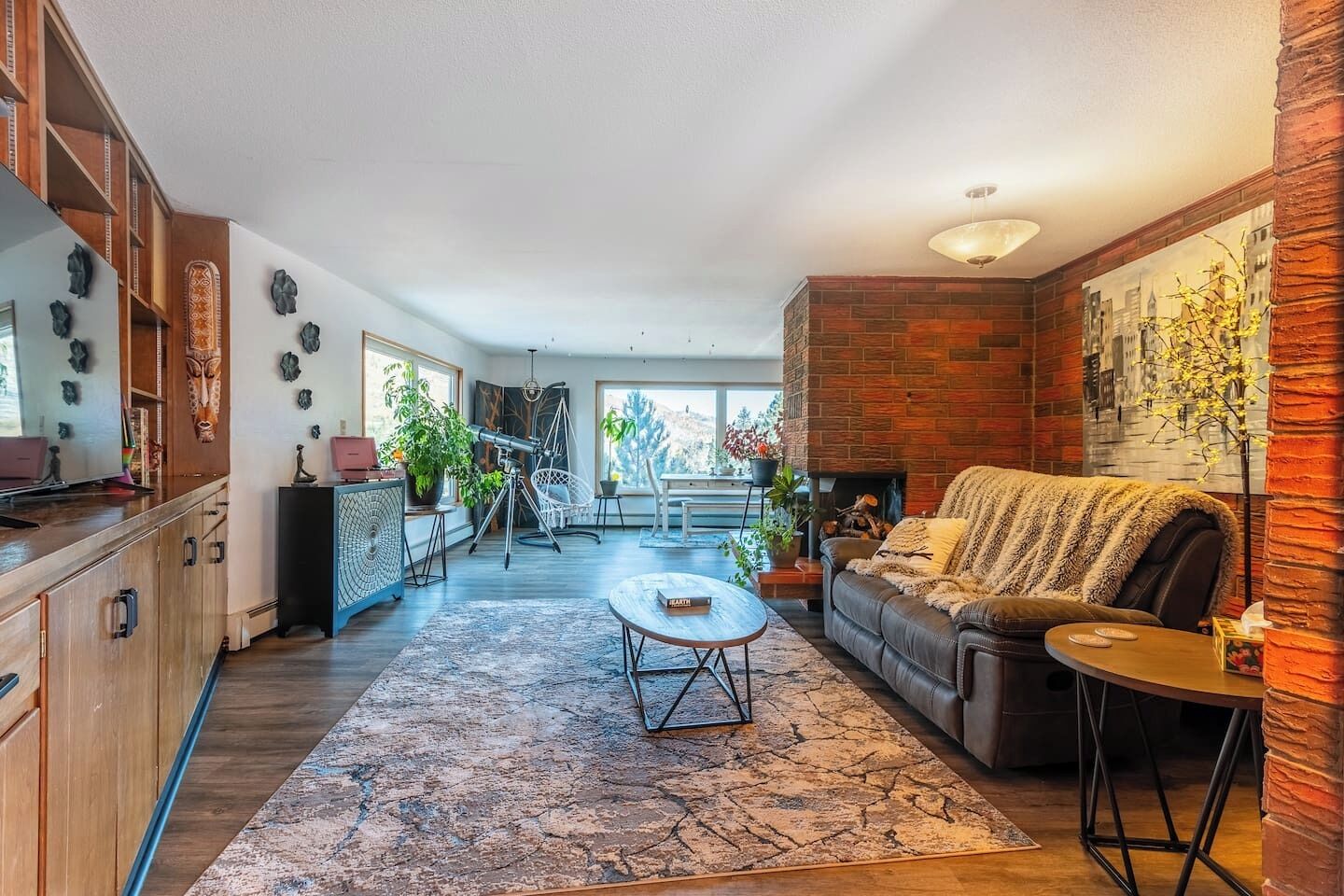 Smart-TV, peis, bøker og musikkbibliotek