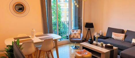 Smart-tv, boeken en een computerscherm