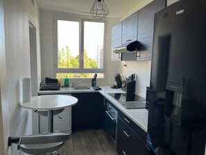 Fridge, microwave, oven, stovetop - Appart Calme à 5 min de Paris (Maisons-Alfort)