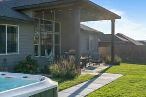 Terrace/patio - Botanical Breeze - Spacious Home in Kennewick (Kennewick)