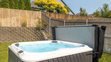 Bañera de hidromasaje al aire libre