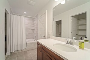 Hårtork, handdukar, tvål och schampo