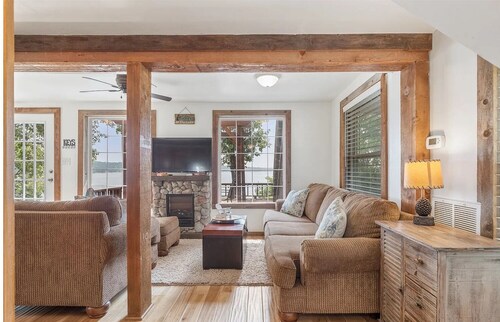 Lake View Cabin couples getaway - family vacation with Private Boat/Swim Dock 