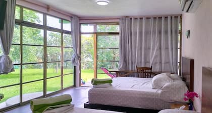 Habitación tipo loft a la orilla de la laguna de Bacalar.