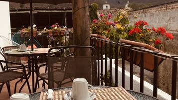 Petit déjeuner complet (6 USD par personne)