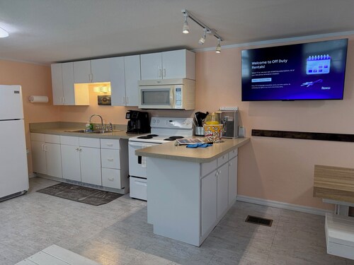 Off Duty Retreat ~ Sleeps 10,  Screen Porch, Plenty of Parking, Blackstone Grill