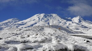 Une montagne enneigée sous un ciel dégagé.