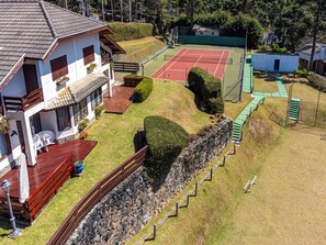Sports court - High standard house in gated community (Jardim do Pai Campos do Jordão)