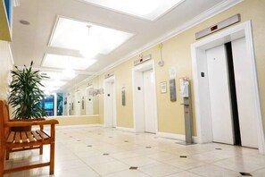 Interior - Heart of Waikiki w/ Kitchen - Free Parking - Diamond Head View (Honolulu)