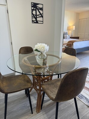 Dining - Heart of Waikiki w/ Kitchen - Free Parking - City View (Honolulu)