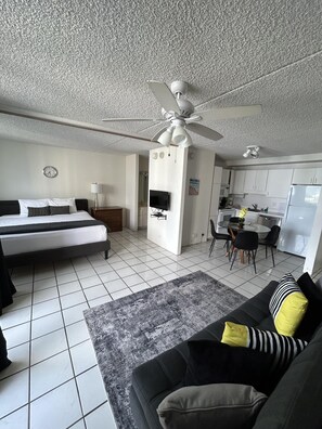 1 dormitori, planxa i posts de planxar, wifi i roba de llit 