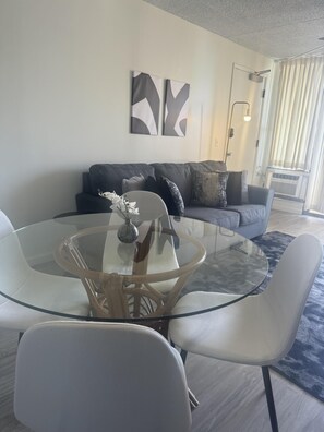 Dining - Heart of Waikiki w/ Kitchen - Free Parking - Diamond Head View (Honolulu)