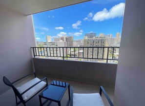 Property grounds - Heart of Waikiki w/ Kitchen - Free Parking - Diamond Head View (Honolulu)